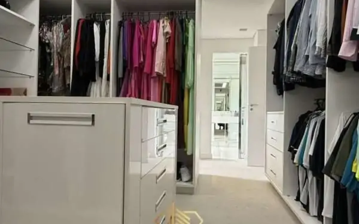 Closet generoso Apartamento de 510m² à venda no Green Garden Vila da Serra