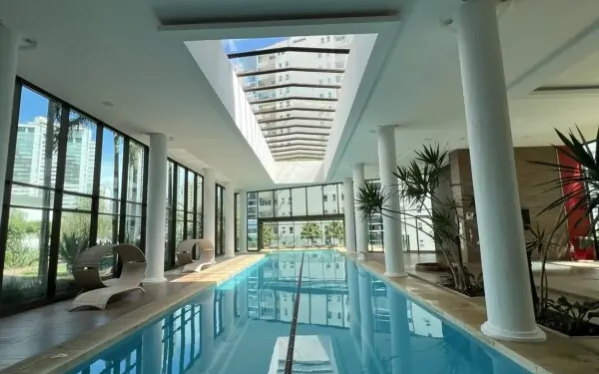 Piscina coberta Apartamento de 4 Quartos, com 3 vagas, para alugar por R$12.000,00, no Condomínio Alameda, Vila da Serra