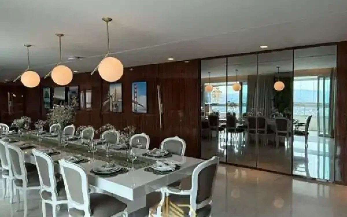Sala de jantar com cristaleira Apartamento de 510m² à venda no Green Garden Vila da Serra