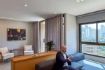 sala com ar condicionado Apartamento mobiliado à venda no Luar Vale do Sereno Nova Lima
